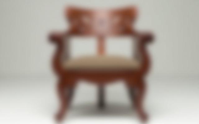 Sedia di design elegante fatta a mano, con intagli sottili e finitura oliata